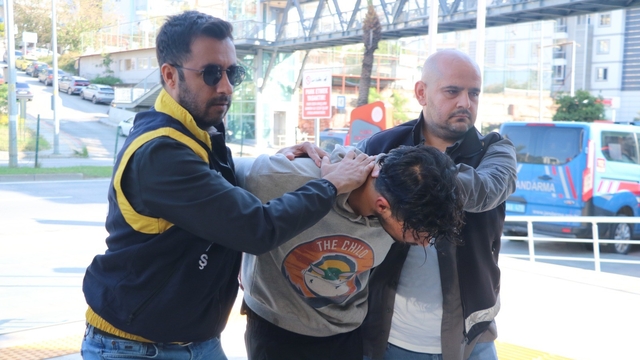 Alanya'da sokakta bir kadına yumruk atıp, makasla yüzünü yaralayan şahıs tutuklandı
Hakim karşısına çıkan zanlı:
"Ne yaptığımın farkında değildim, özür dilerim"