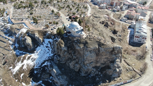Uçurumun kıyısındaki sancaktar türbesi, her Cuma ziyaretçilerini ağırlıyor
