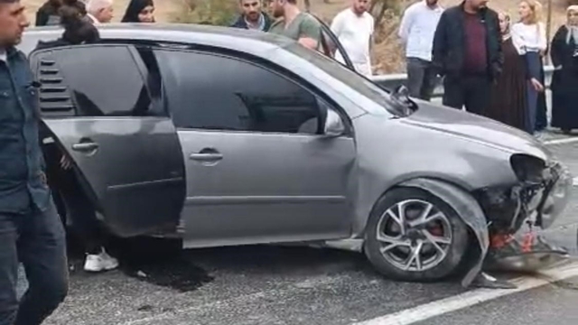Batman'da trafik kazası: Sürücü bariyerlere çarpan araçta sıkıştı