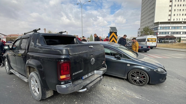 Karaman'da pikap kamyonetle otomobil çarpıştı: 1 yaralı