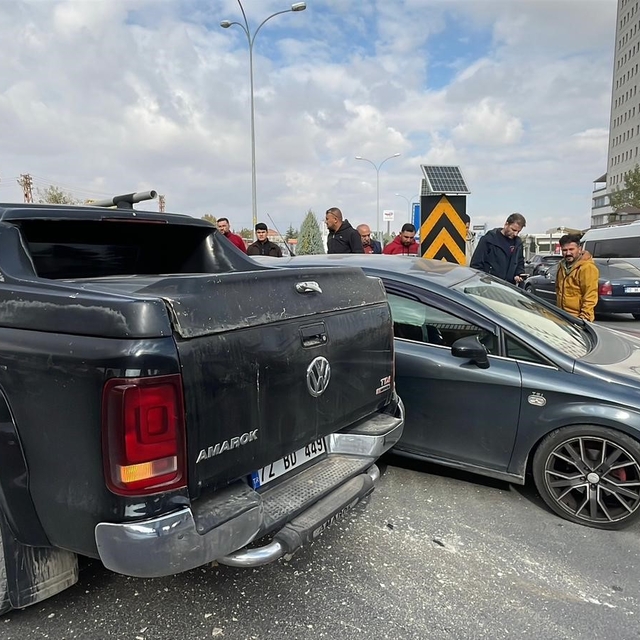 Karaman'da pikap kamyonetle otomobil çarpıştı: 1 yaralı