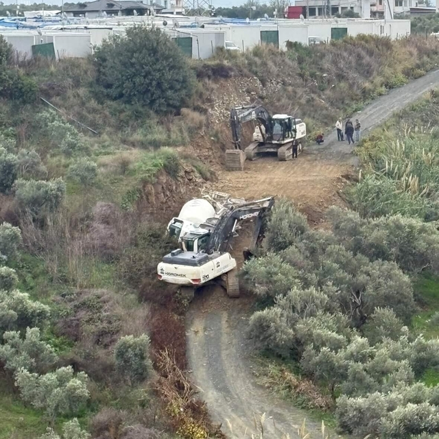 Samandağ'da beton mikseri yol kenarına devrildi