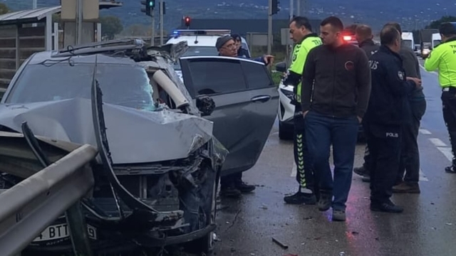 Samsun'da otomobil ile kamyonetin çarpışması sonucu 3 kişi yaralandı