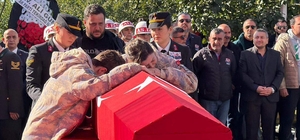 Şehit Astsubay Başçavuş Aykut'u, eşi ve oğlu parkasını giyerek son yolculuğ...