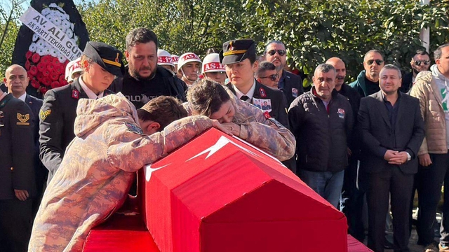 Şehit Astsubay Başçavuş Aykut'u, eşi ve oğlu parkasını giyerek son yolculuğuna uğurladı