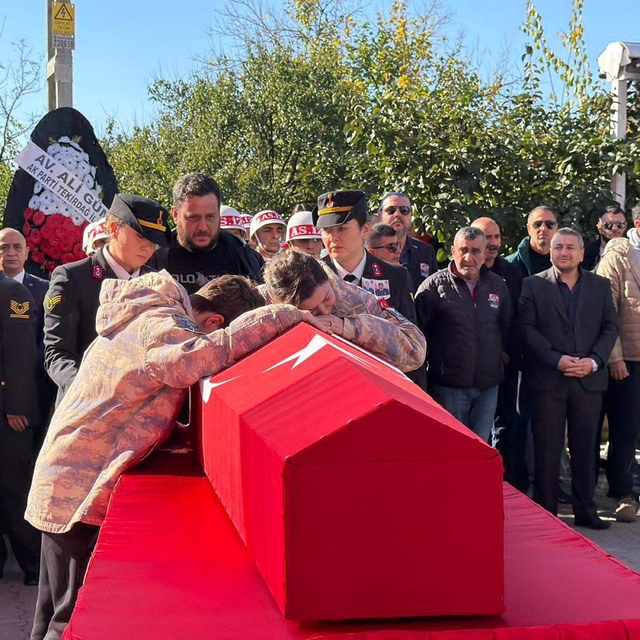 Şehit Astsubay Başçavuş Aykut'u, eşi ve oğlu parkasını giyerek son yolculuğ...