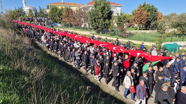 Tekirdağlı şehit İlker Aykut son yolculuğuna uğurlandı: Eşi ve oğlu askeri kıyafet giydi
Binlerce kişi şehidini uğurladı