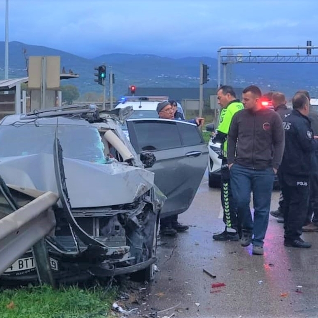 Samsun'da iki otomobil çarpıştı; 3 yaralı