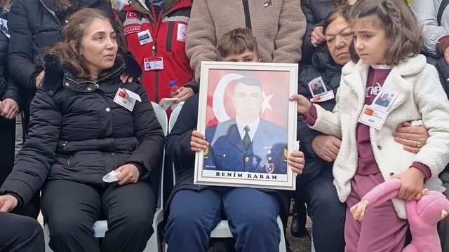 Şehit astsubayın eşinden oğluna: Başını dik tut, senin baban kahraman