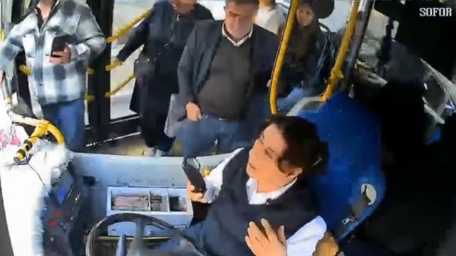 Isparta'da yol verme tartışması, kadın halk otobüsü şoförüne kâbus yaşattı
Olay ve kadın şoförün panik anları otobüs kameralarına anbean yansıdı
Kadın şoför: "Yolcularımın çığlıklarını duyunca çok korktum ve gerildim, böyle bir olay yaşadığım için çok üzgünüm"
