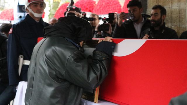 Şehit eşini, üniforması ile son yolculuğuna uğurladı