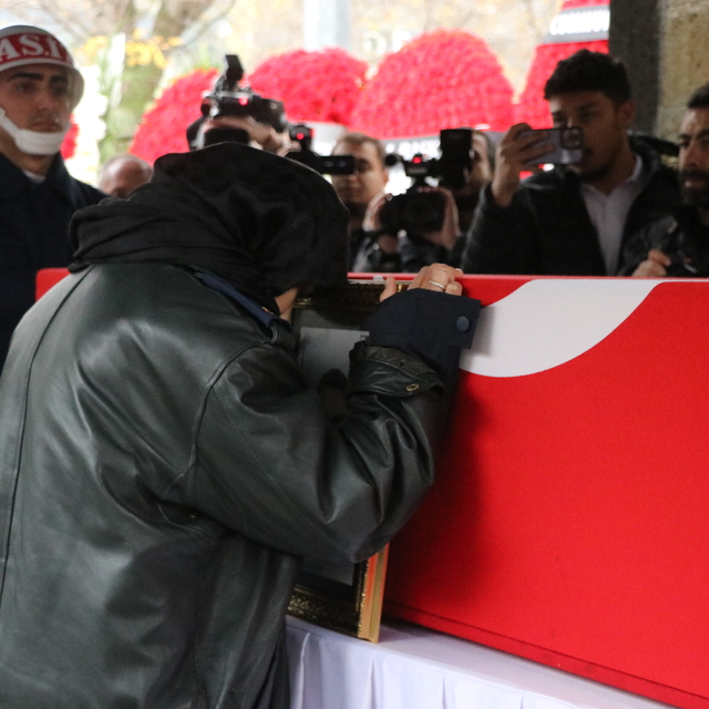 Şehit eşini, üniforması ile son yolculuğuna uğurladı