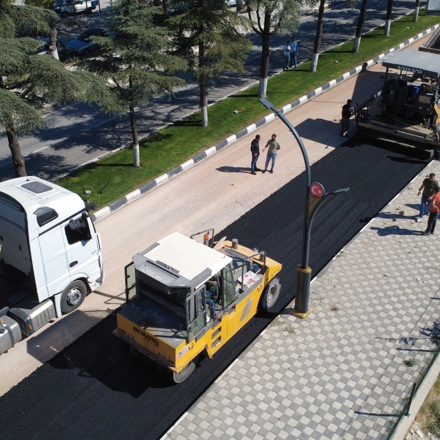 Karayolları tarafından Demirci'de sıcak asfalt çalışmalarına başlandı