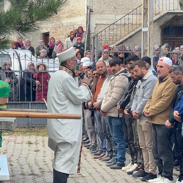 Anne ve kızları gözyaşlarıyla son yolculuğuna uğurlandı