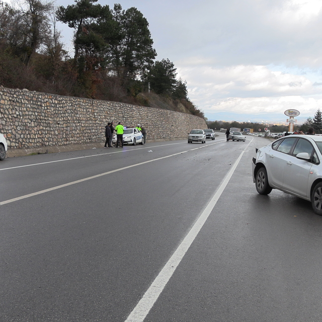 3 otomobil çarpıştı; 3 yaralı