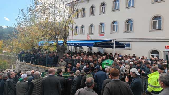 Çorum'da bıçaklanarak öldürülen baba ile oğlunun cenazeleri defnedildi