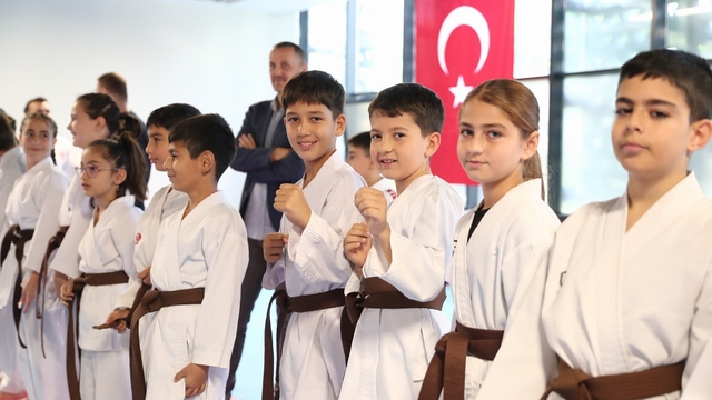 Aliağa Belediyesi Karate Kursu'nda 75 sporcu yeni kuşağına kavuştu