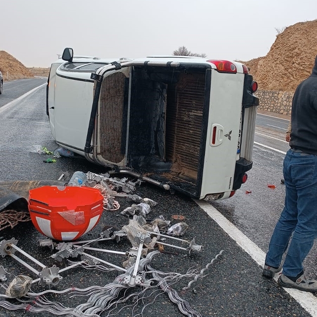 Elazığ'da kaygan yolda kamyonet devrildi