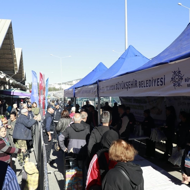 Aydın Büyükşehir Belediyesi binlerce kışlık fideyi Kuşadalılar ile buluştur...