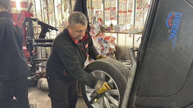 Lastikçilerde son gün yoğunluğu
Kış lastiğini taktırmayı son güne bırakanlar sıra bekledi