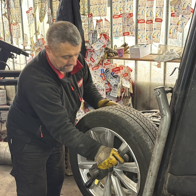Lastikçilerde son gün yoğunluğu
Kış lastiğini taktırmayı son güne bırakanla...