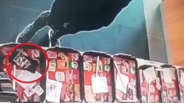 Restoranda yemek tepsisindeki cep telefonunu çaldı