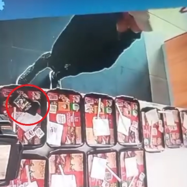 Restoranda yemek tepsisindeki cep telefonunu çaldı