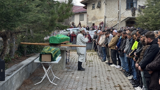 Polis eşi tarafından öldürülen kadın ile 2 çocuğu, Çankırı'da toprağa verildi