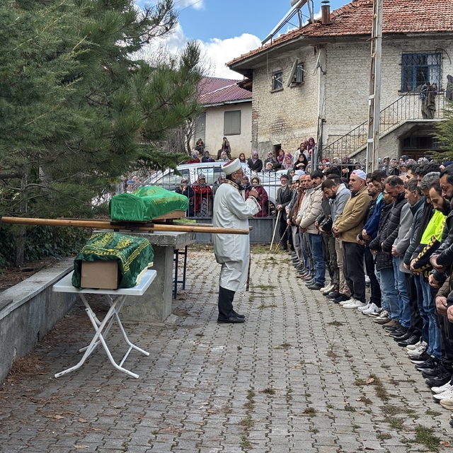 Polis eşi tarafından öldürülen kadın ile 2 çocuğu, Çankırı'da toprağa veril...