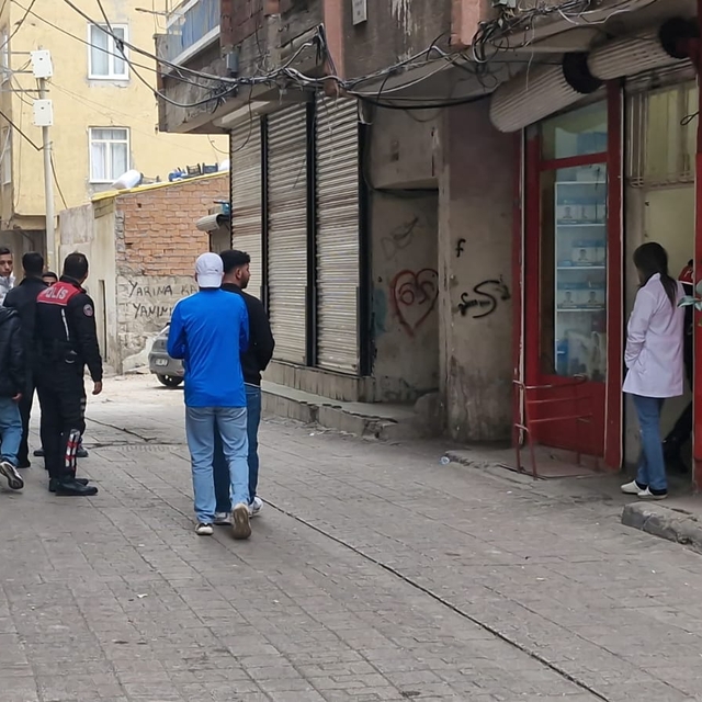 Medikal dükkanına silahlı saldırı: 2 yaralı