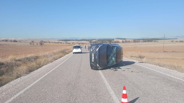 Uşak'ta devrilen otomobildeki 2 kişi yaralandı