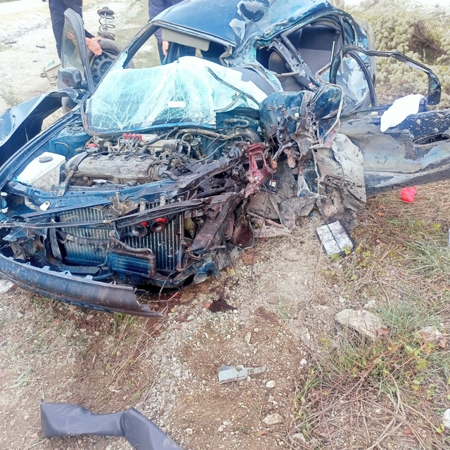 Kamyon ile otomobil çarpıştı: 1 ölü 1 yaralı