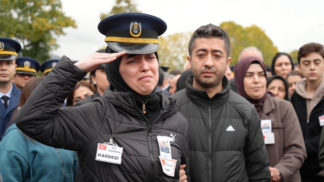 Şehit ağabeye polis kardeşin yürek yakan vedası
Samsunlu şehit Emre Altıok dualarla uğurlandı