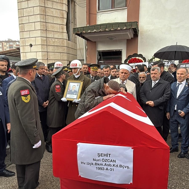 Şehit Astsubay Kıdemli Başçavuş Özcan memleketi Karabük'te toprağa verildi...