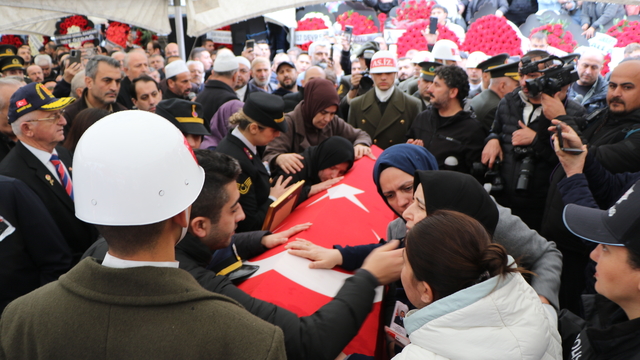 Şehit ağabeyinin cenazesini, asker selamıyla karşıladı (2)