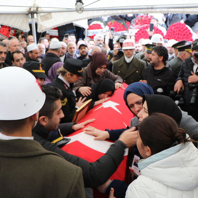 Şehit ağabeyinin cenazesini, asker selamıyla karşıladı (2)