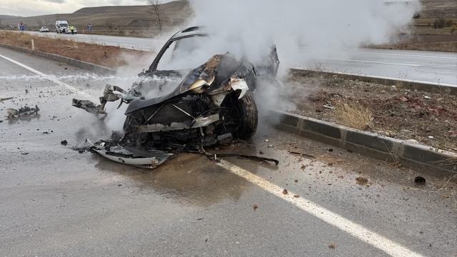 Kayganlaşan yolda kaza yaptı, otomobil alev aldı