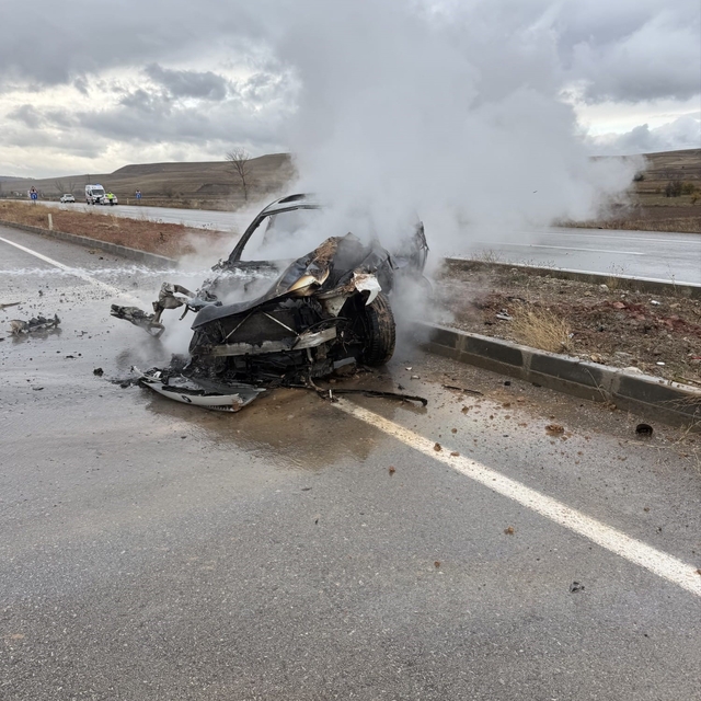 Kayganlaşan yolda kaza yaptı, otomobil alev aldı