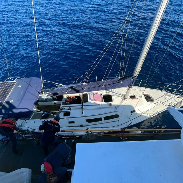 Yelkenli teknede 22 düzensiz göçmen ve bir göçmen kaçakçısı yakalandı