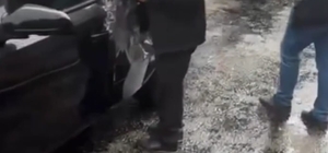 4 öğretmenin hayatını kaybettiği yola yine kaya parçası düştü, bir otomobil...