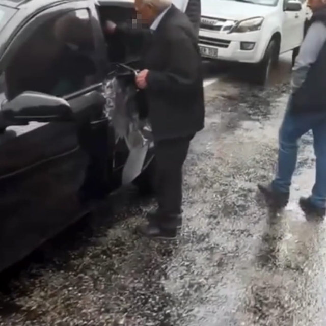 4 öğretmenin hayatını kaybettiği yola yine kaya parçası düştü, bir otomobil...