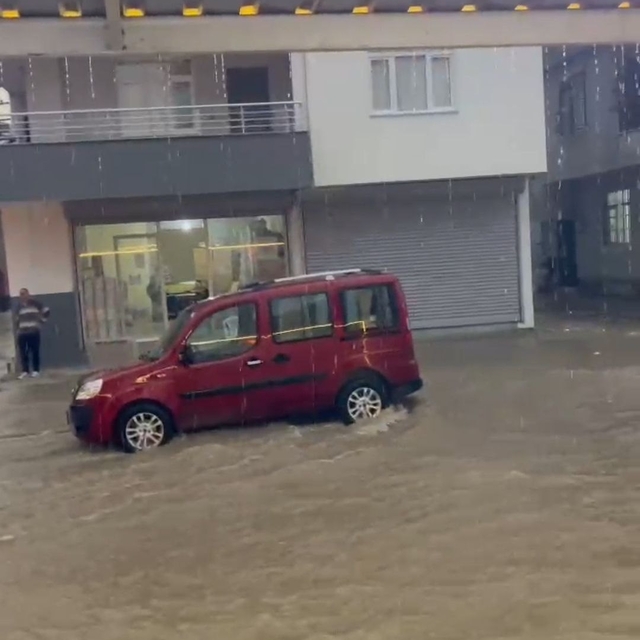 Kısa süreli yağmur yolları nehre çevirdi