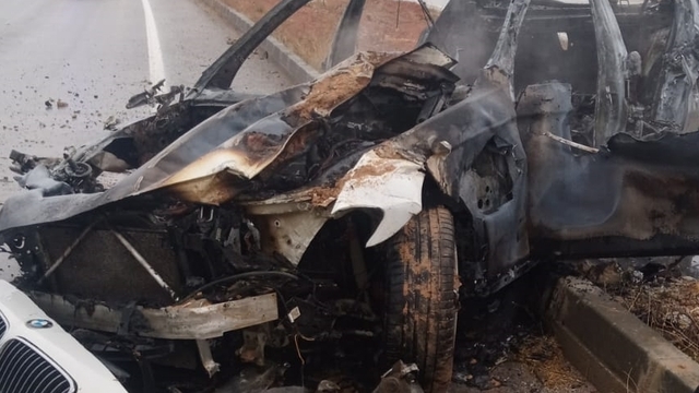 Tokat'ta refüje çarpıp yangın çıkan otomobilin sürücüsü yaralandı