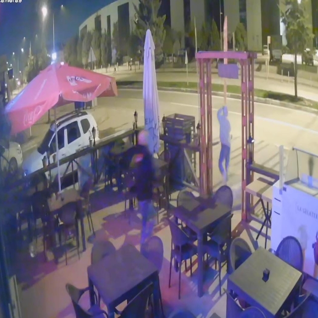 İşyerine defalarca giren hırsızı sopayla kovaladı: o anlar kamerada