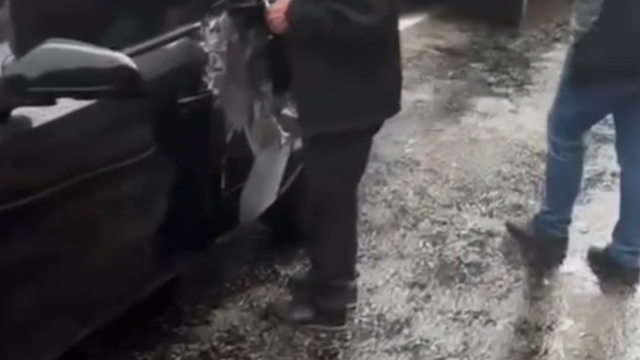 4 öğretmenin hayatını kaybettiği yola yine kaya parçası düştü, bir otomobil hasar gördü