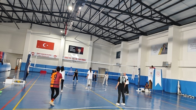 Varto Spor Salonu'nda voleybol antrenmanları devam ediyor