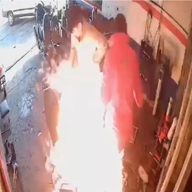 Motosikletteki yangına yanıcı maddeyle müdahale edince alevlerin arasında k...