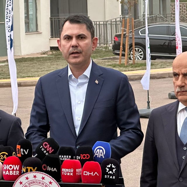 Bakan Kurum: Yolsuzluğa para buluyorlar ama deprem bölgesinde çakılı çivile...