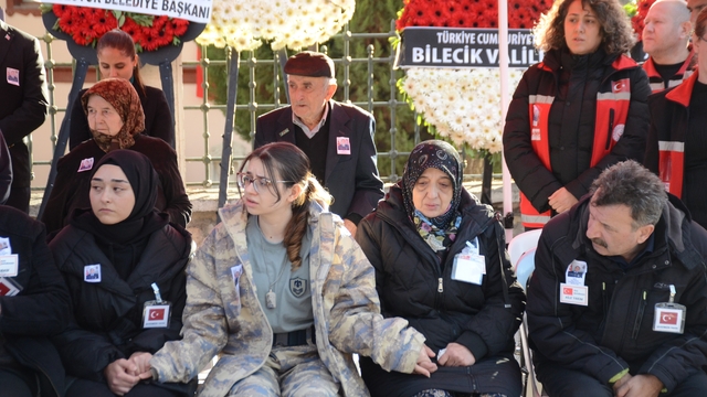 Bilecikli şehidin evinde helallik alınırken kardeşi abisinin üniformasını giydi