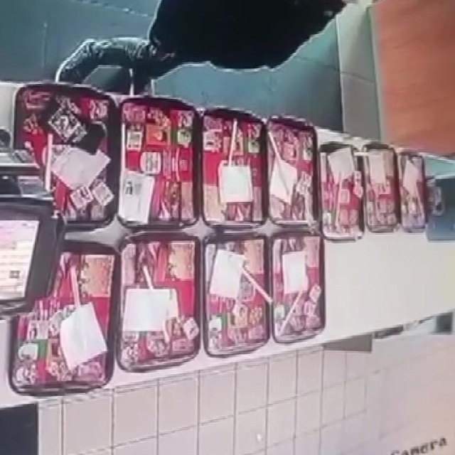 Yemek tepsisindeki cep telefonunu böyle çaldı